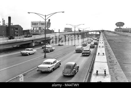 La construction de routes de la Chicago Skyway sur le côté sud de Chicago, ca. 1958. Banque D'Images