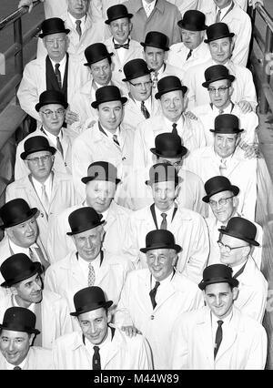 Les hommes en foule un chapeau melon pour une entrée du métro tourné en promotion Chicago, ca. 1962. Banque D'Images