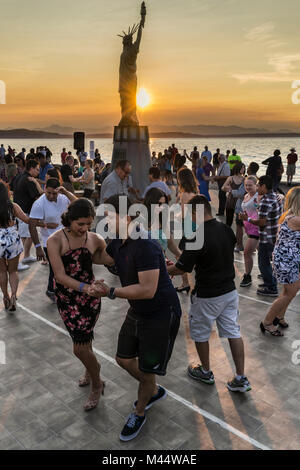 États-unis, Washington, Seattle, Alki Beach, Salsa dancing Banque D'Images