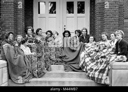 Un groupe de femmes de l'Indiana, s'emmitoufler et de bloquer l'entrée de leur lycée, après que les autorités locales ont essayé de le consolider avec une autre école secondaire en 1950. Banque D'Images