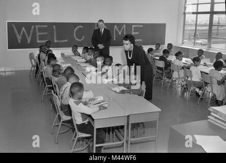 Une nouvelle salle de classe et l'enseignant avec une classe d'accueil pour démarrer la nouvelle année au début des années 1960. Banque D'Images