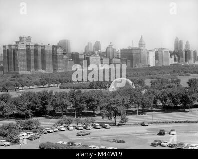 Vue depuis le Musée Field sur Grant Park au bâtiments de South Michigan Avenue à Chicago, ca. 1960. Banque D'Images