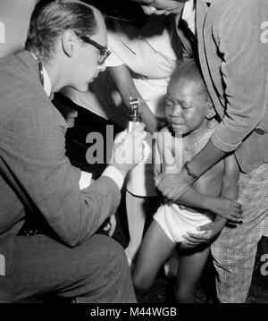 Une petite fille est examiné par un médecin d'une clinique publique de Chicago sur le côté ouest au début des années 1960. Banque D'Images