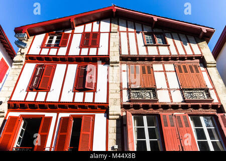 Rouge et blanc traditionnelle maison à pans de bois de Saint-Jean de Luz, Pays Basque, Aquitaine, France Banque D'Images