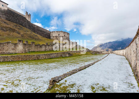 Vue sur Château Beseno, la plus grande forteresse féodale dans le district du Trentin, Italie Banque D'Images