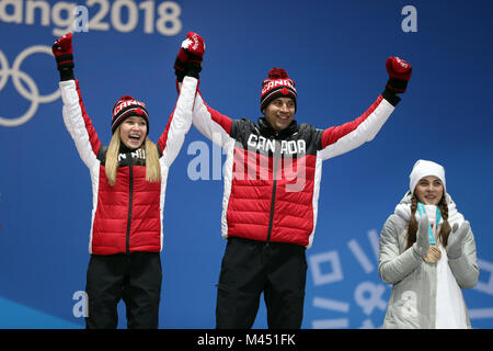 Les Canadiens de Kaitlyn Lawes et John Morris reçoivent leurs médailles d'or pour le curling mixte double lors de la cérémonie de remise des médailles à la Plaza Medal au cours du cinquième jour des Jeux olympiques d'hiver de PyeongChang en Corée du Sud en 2018.APPUYEZ SUR ASSOCIATION photo.Date de la photo: Mercredi 14 février 2018.Voir PA Story Jeux olympiques Curling.Le crédit photo devrait se lire comme suit : Mike Egerton/PA Wire.RESTRICTIONS : usage éditorial uniquement.Aucune utilisation commerciale. Banque D'Images