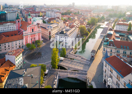 Portrait de Ljubljiana vieille ville, avec l'église franciscaine de l'Annonciation. Ljubljiana, Osrednjeslovenska, la Slovénie. Banque D'Images