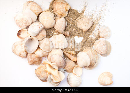 Coeur dessiné sur le sable sur la plage, au milieu des coquillages. Vacances, plage. Banque D'Images