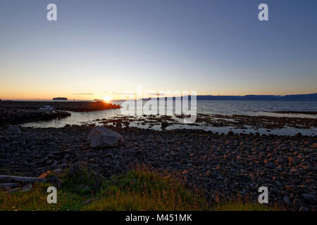 Unbewohnte isländische Drangey ist eine Insel, die in der Mitte des Fjordes gelegen Skagafjörður. Banque D'Images