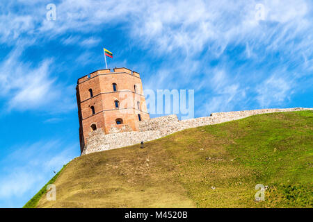 La tour de Gediminas (Gedimino) à Vilnius, Lituanie. Partiellement nuageux ciel sur une journée d'été. Célèbre attraction touristique de la ville. Banque D'Images