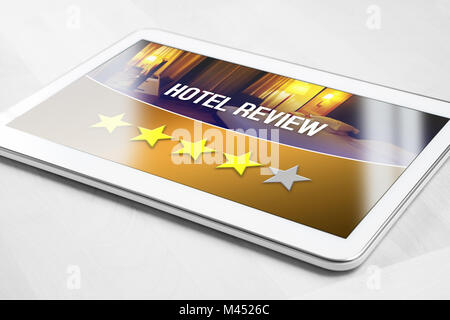 Bon hôtel d'examen satisfait et heureux client et de l'hôte. Coté quatre étoiles sur cinq. Appareil mobile sur table avec une application critique imaginaire Banque D'Images