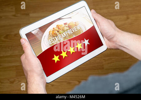 Bon restaurant de satisfaits et heureux client et de l'hôte. Coté quatre étoiles sur cinq. Hands holding tablet. Banque D'Images