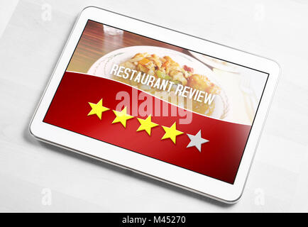 Bon restaurant de satisfaits et heureux client et de l'hôte. Coté quatre étoiles sur cinq. Appareil mobile sur table. Banque D'Images