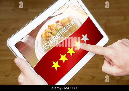 Bon restaurant. Satisfait et heureux de donner à la clientèle grand 0 avec tablette sur un site critique imaginaire, de l'application ou site web. 4/5 stars Banque D'Images