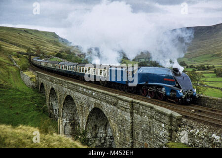 LNER Classe A4 4498 Sir Nigel Gresley en un lieu inconnu en 1978 Banque D'Images