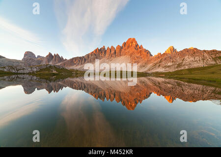 L'aube à Piani lacs avec Mont Paterno, Dolomites, San Candido, le Tyrol du Sud, Italie Banque D'Images