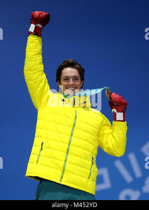 ScottyÂ James, médaillé de bronze de demi-pipe masculin, d'Australie, lors de la cérémonie de remise des médailles à la Medal Plaza le cinquième jour des Jeux Olympiques d'hiver de PyeongChang en Corée du Sud en 2018.APPUYEZ SUR ASSOCIATION photo.Date de la photo: Mercredi 14 février 2018.Voir PA Story Jeux Olympiques de snowboard.Le crédit photo devrait se lire comme suit : Mike Egerton/PA Wire.RESTRICTIONS : usage éditorial uniquement.Aucune utilisation commerciale. Banque D'Images