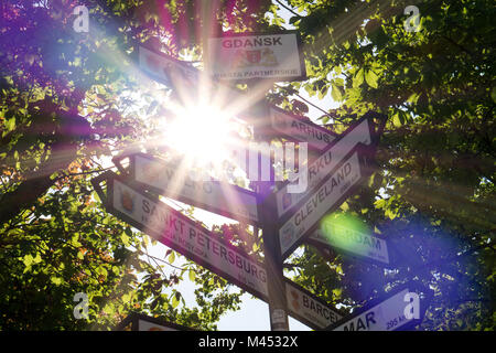 Direction Multi sign in Gdansk montrant la distance à la ville est composé de 2 villages et villes soeurs. Panneau avec une forêt et des arbres en arrière-plan. Banque D'Images