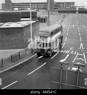 Bus de Londres se dirigeant vers le Terminal 3 de Heathrow en 1977. Banque D'Images