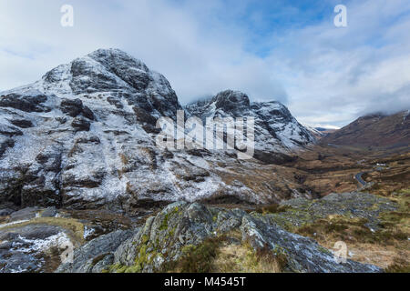 Le col de Glencoe et les montagnes connus comme les trois Sœurs - Beinn Fhada, Gearr Aonach et Aonach Dubh. L'A82 peut aussi être vu. Banque D'Images