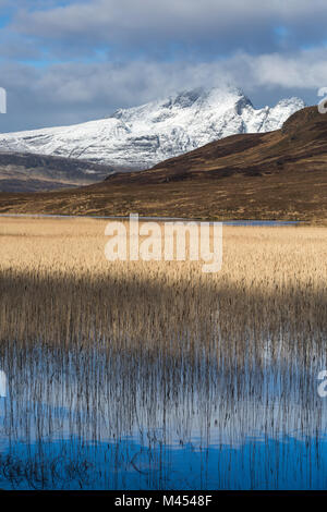 Un Blabheinn enneigées (Selkirk Arms) vu de la banque du Loch Cill Chriosd près de Broadford, Isle of Skye, Scotland Banque D'Images