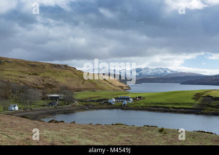 Gesto Bay, Loch Harport et la lointaine Cuillin Hills, Isle of Skye, Scotland, UK. Du point de vue sur l'A863 Banque D'Images