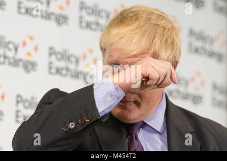 Le secrétaire d'Etat aux Affaires étrangères Boris Johnson évacue la transpiration lorsqu'il prononce son discours, « Road to Brexit, a United Kingdom », dans le cadre de la feuille de route du gouvernement sur le Brexit, lors du Policy Exchange de Londres. Banque D'Images