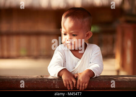 Jeune enfant à le village de Bali, Indonésie Banque D'Images