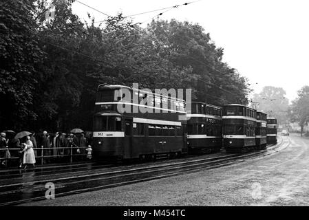 Société des Tramways 502 Leeds (Feltham voiture), 201 et d'autres sur un jour pluvieux et humide. Image prise dans les années 1950 Banque D'Images