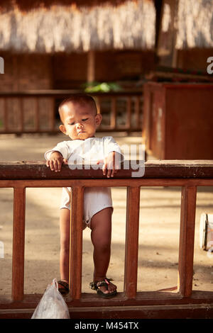 Jeune enfant à le village de Bali, Indonésie Banque D'Images