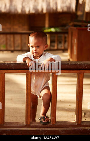 Jeune enfant à le village de Bali, Indonésie Banque D'Images