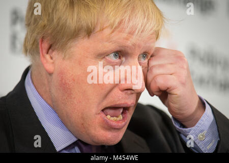 Le secrétaire d'Etat aux Affaires étrangères Boris Johnson évacue la sueur de son visage lorsqu'il prononce son discours, « Road to Brexit, a United Kingdom », dans le cadre de la feuille de route du gouvernement sur le Brexit, lors du Policy Exchange de Londres. Banque D'Images