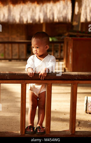 Jeune enfant à le village de Bali, Indonésie Banque D'Images