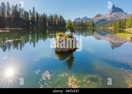 Matin au Lac Federa en été, Cortina d'Ampezzo, Belluno, Dolomites, Veneto, Italie Banque D'Images