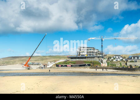 Nouveaux appartements en cours de construction sur Broad Oak Beach à Cornwall UK. Banque D'Images