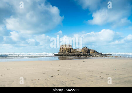 Chapelle Rocher sur Broad Oak Beach, à Cornwall. Banque D'Images