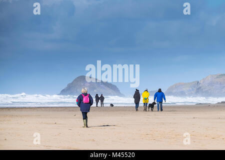 Les gens qui marchent sur Broad Oak Beach à Cornwall UK. Banque D'Images