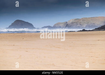 Une plage vide Rolvenden à Cornwall UK. Banque D'Images