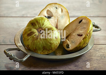 Le chérimoye frais fruits (Annona cherimola) sur un vieux bol en métal Banque D'Images