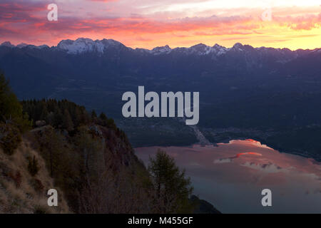 L'aube sur le lac de Santa Croce de Faverghera Mount, Préalpes de Belluno, Veneto, Italie Banque D'Images