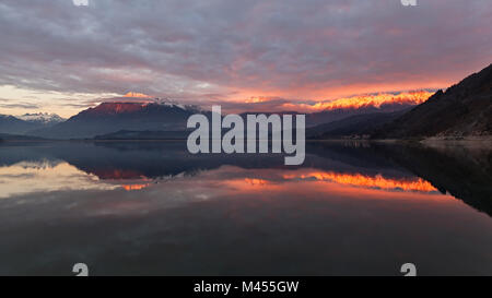 Le lac de Santa Croce, Castelfranco Veneto, Préalpes de Belluno dans la région Vénétie en Italie. Banque D'Images