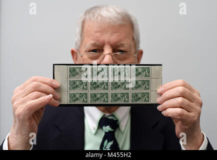 Le marchand de timbres Michael Chipperfield détient une collection de douze timbres verts S.G 403 £ 1, 1913 Waterlow Printing Seahorse issue, d'une valeur de 125,000 £, lors de l'exposition philatélique Stampex au Business Design Center de Londres, où des timbres de la collection enfance de la chanteuse Sophie Ellis-Bextor sont également en exposition. Banque D'Images