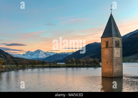 Submergé le clocher de Curon Venosta, province de Bolzano, l'Alto Adige, Italie district Banque D'Images
