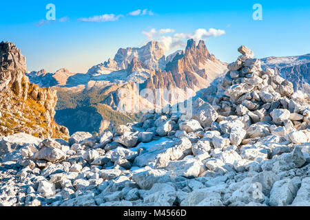 Croda da Lago massif et le mont Pelmo en arrière-plan encadré par les arbres, Dolomites, Cortina d'Ampezzo, Belluno, Veneto, Italie Banque D'Images