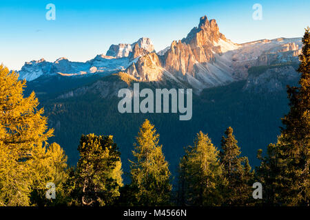 Croda da Lago et le mont Pelmo encadré par les arbres, Dolomites, Cortina d'Ampezzo, Belluno, Veneto, Italie Banque D'Images