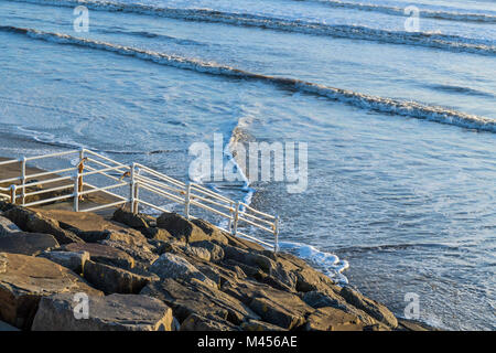 Aberavon Beach avec la marée et les étapes menant à la mer, dans le sud du Pays de Galles Banque D'Images