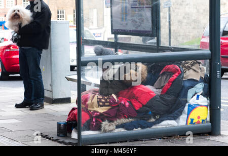 Personne sans-abri dormant dans un abribus, Windsor Berks. En face du château, où le prince Harry et Meghan Markle sont à ven Banque D'Images