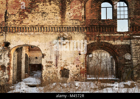 Ruines mystérieuses, le mur d'un ancien bâtiment résidentiel détruit Banque D'Images