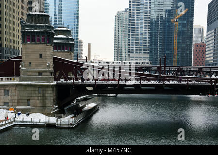 Les tours du pont de la rue LaSalle Bridge sur la rive sud de la rivière Chicago après un hiver de neige. Banque D'Images