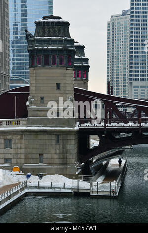 Les tours du pont de la rue LaSalle Bridge sur la rive sud de la rivière Chicago après un hiver de neige. Banque D'Images